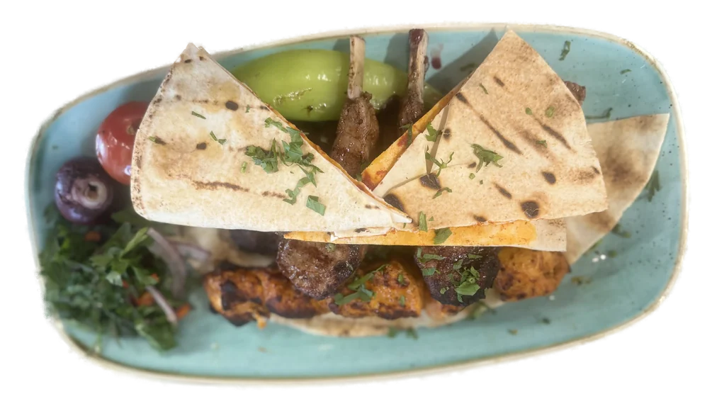 Gemischter Grillteller mit Lammkoteletts, Kebab und Shish Taouk